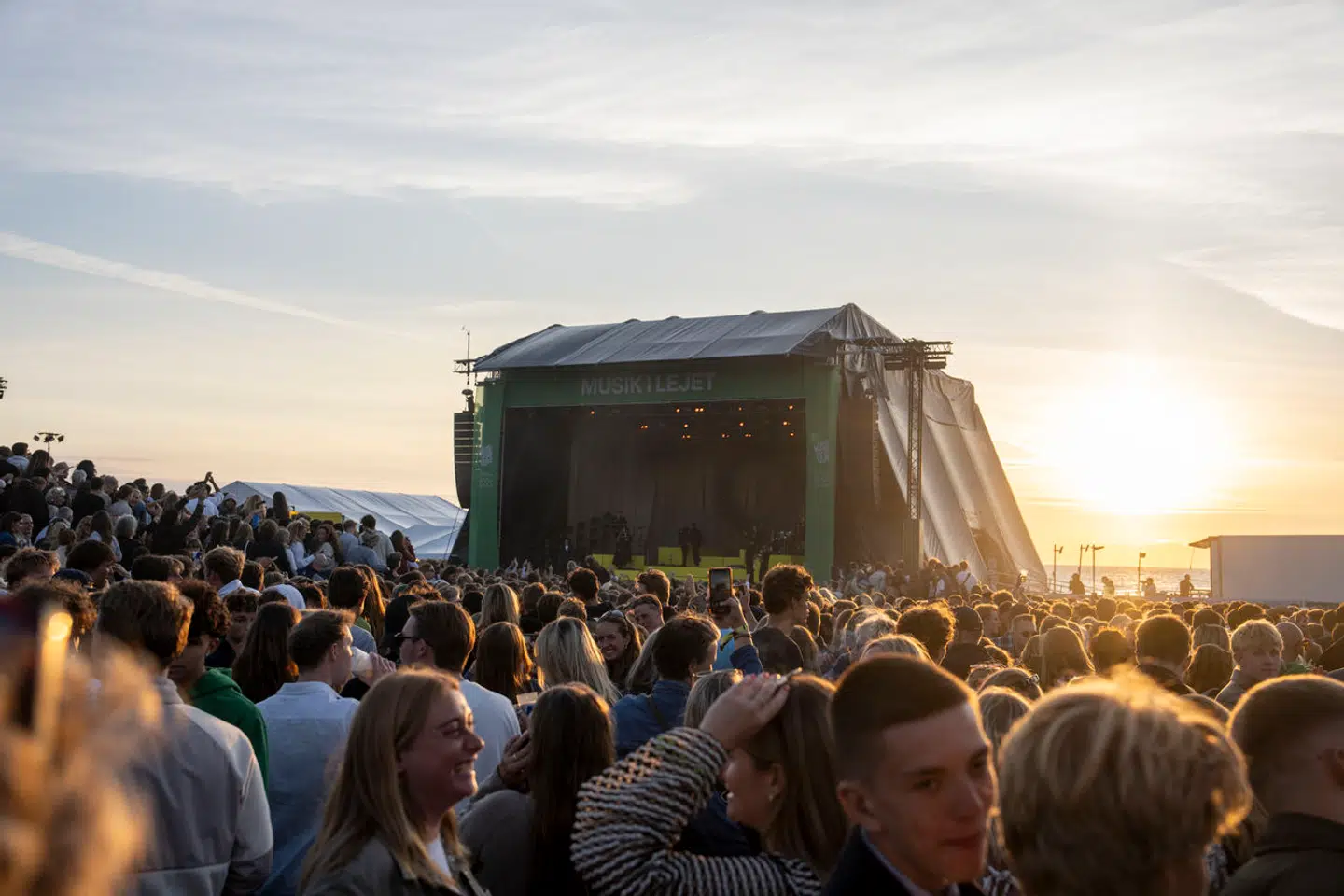 Musik i Lejet bliver hvert år afholdt på en parkeringsplads mellem stranden og Tisvilde Hegn, der er et fredet naturområde, og det er en række foreninger langt fra tilfredse med.