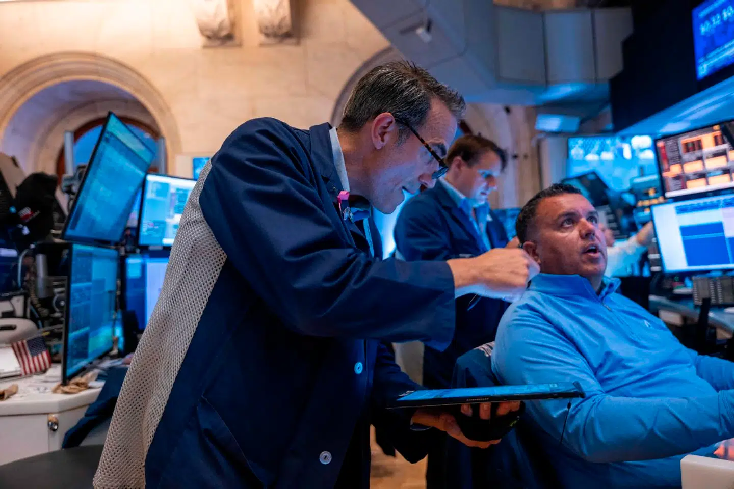 Børshandlerne i USA havde travlt onsdag aften, dansk tid, hvor aktiemarkederne tog et ordentligt dyk og landede på det værste niveau i 18 måneder. Her er det børshandlere i New York.
