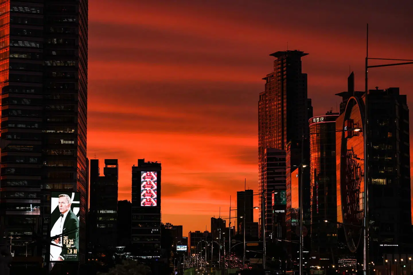 epaselect epa09471327 The sky over southern Seoul, South Korea, turns red at sunset, 16 September 2021. EPA/YONHAP SOUTH KOREA OUT