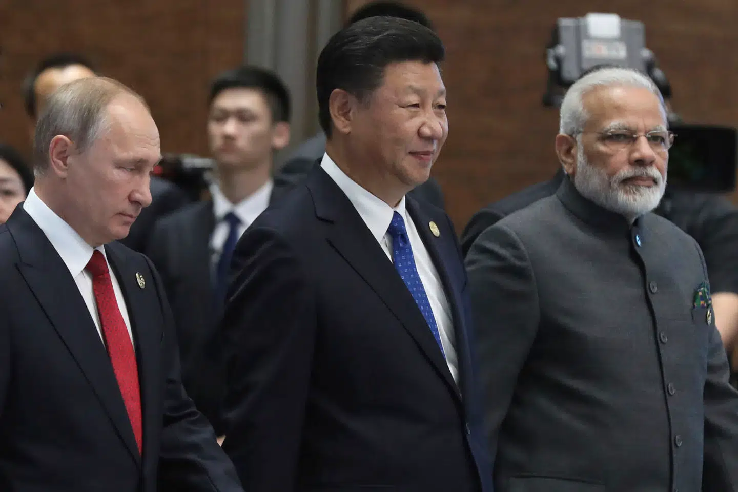 »Der er linjer, der går fra Mussolini og Hitler til vores dages demagoger i forskellige gevandter fra Putin i Moskva til Trump i Washington, Xi i Beijing og Modi i New Delhi,« skriver Samuel Rachlin. Her ses Valdimir Putin, Xi Jinping og Narendra Modi i 2017.