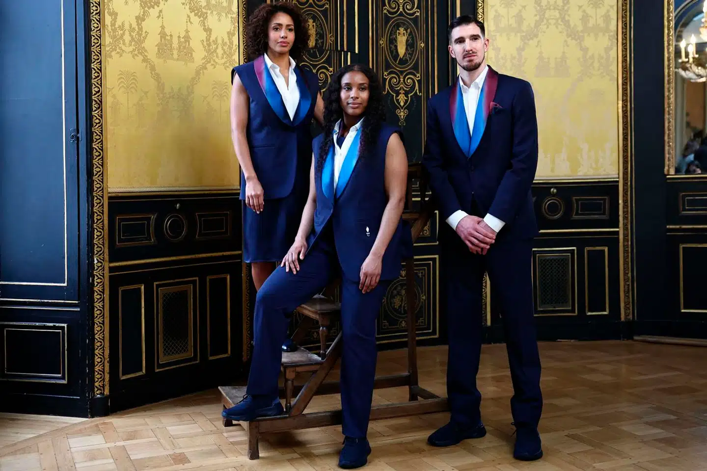 De franske atleter kommer til at bære tøj fra luksusmærket Berluti. Fra venstre ses bokseren Estelle Mossely, kuglestøderen Gloria Agblemagnon og basketballspilleren Nando de Colo iført Frankrigs ceremonielle OL-uniform.