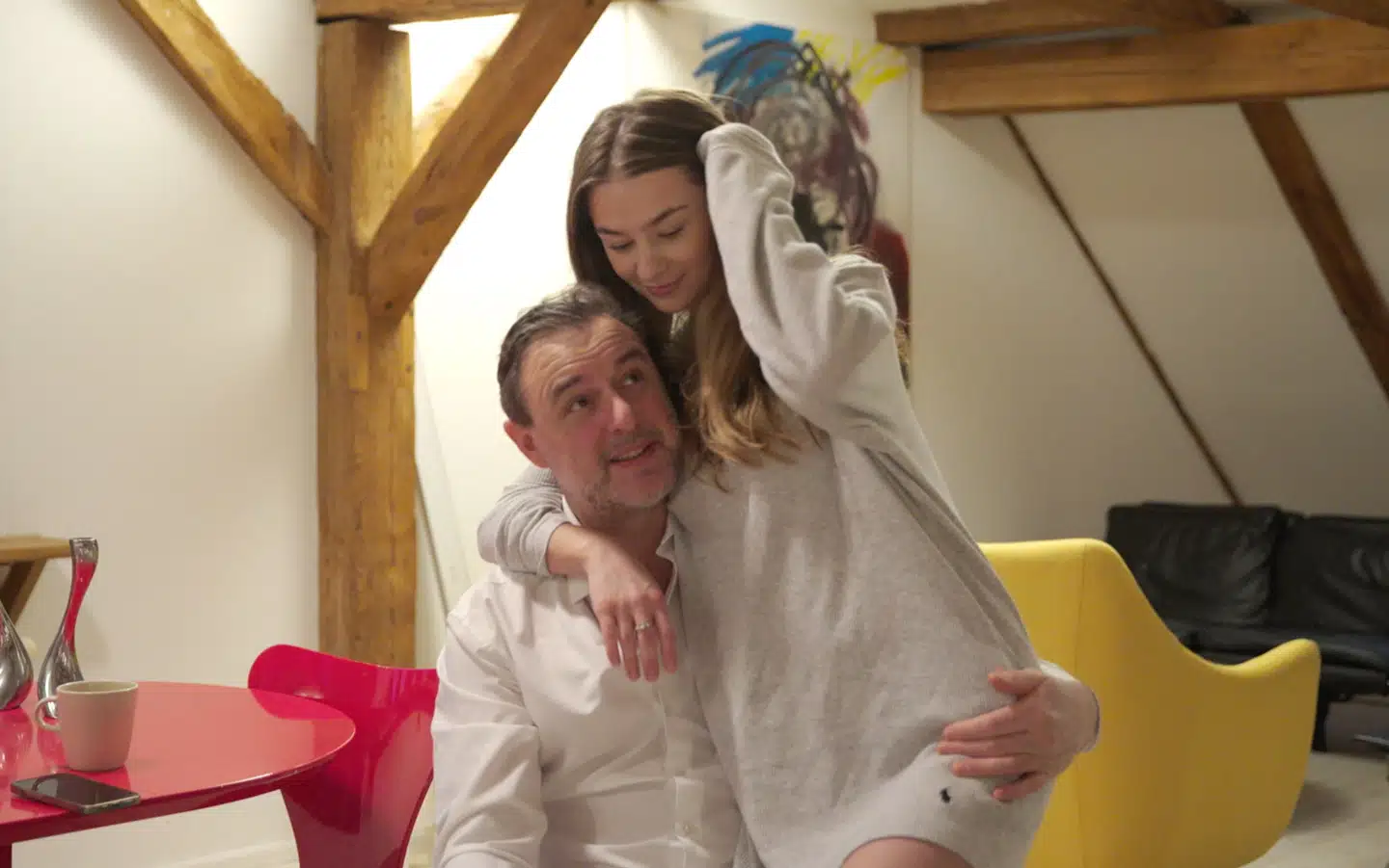 Den 50-årige sexolog Jakob Olrik og hans 22-årige kæreste, Astrid, er et af de fire par, der medvirker i DRs nye dokumentarserie »De unge kærester.«