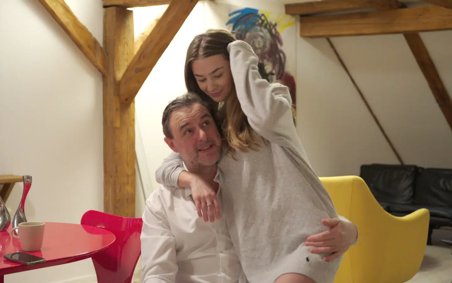 Den 50-årige sexolog Jakob Olrik og hans 22-årige kæreste, Astrid, er et af de fire par, der medvirker i DRs nye dokumentarserie »De unge kærester.«