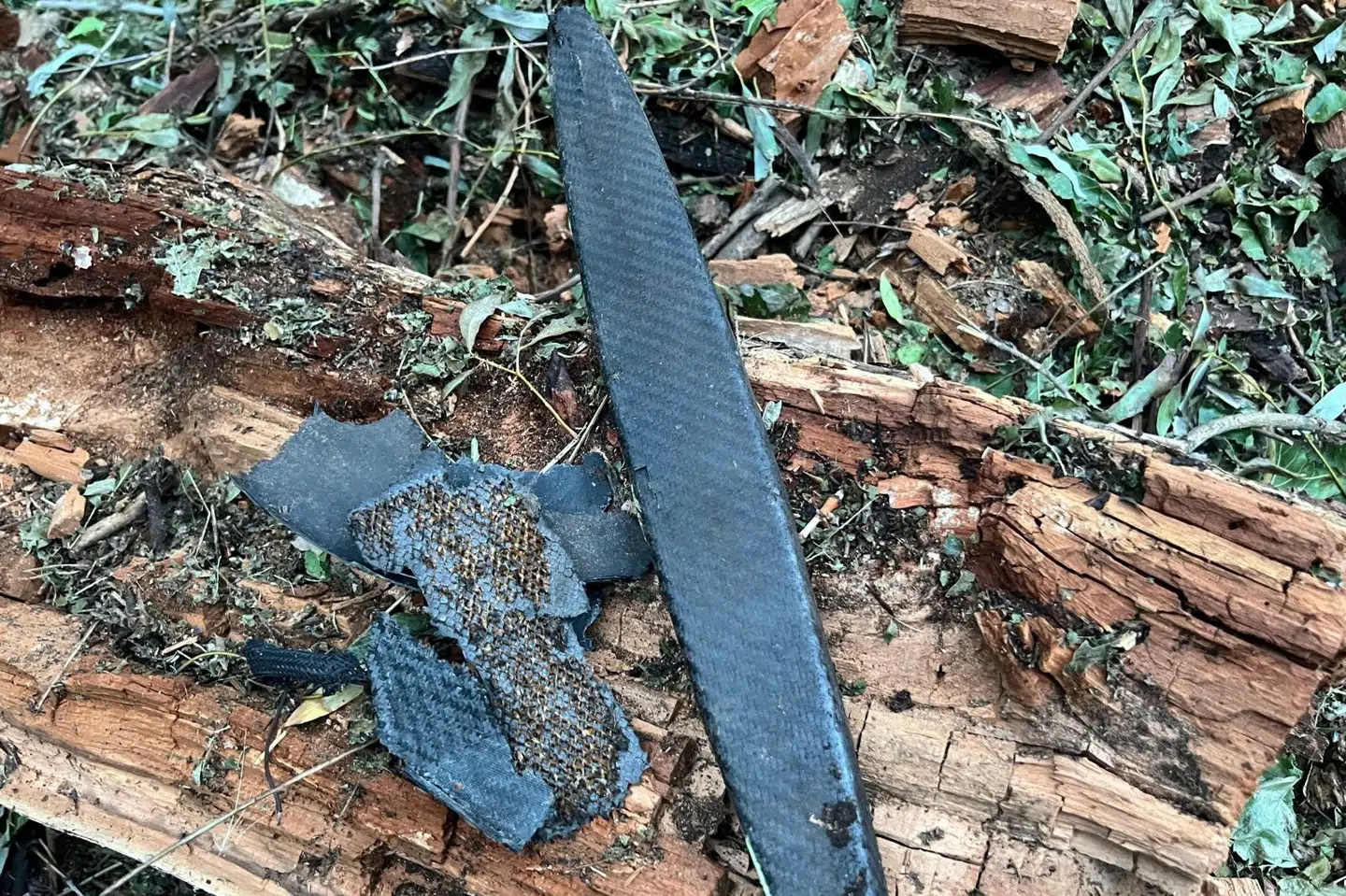 Dronerester ses her nær grænsen til Ukraine tæt på den rumænske by Plauru.