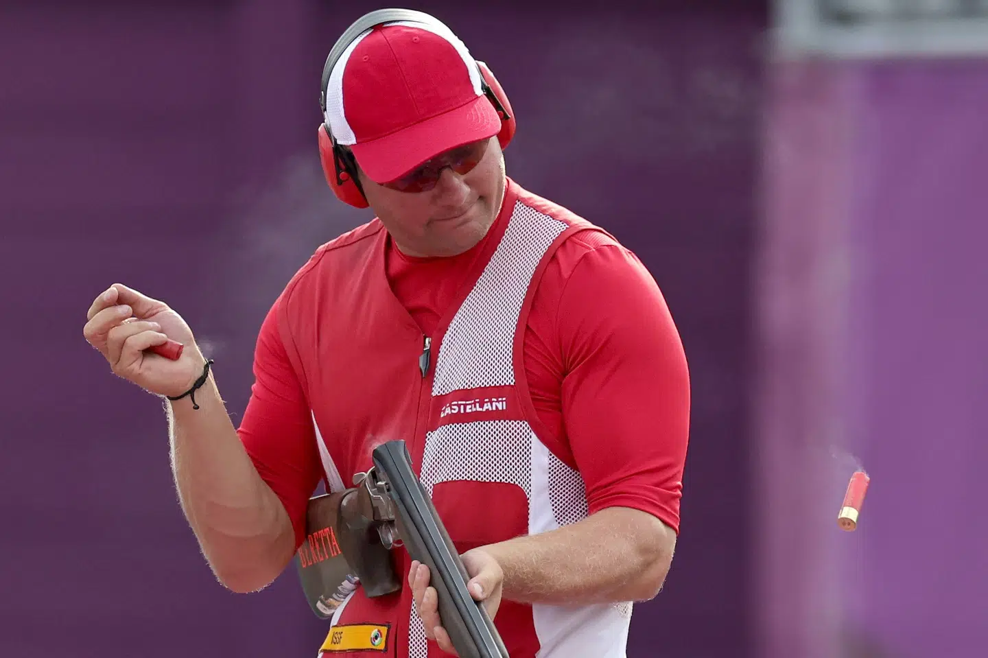 Skeetskytten Jesper Hansen i aktion på Asaka Shooting Range i Tokyo i 2021, hvor han med en sølvmedalje sikrede Danmark den første af i alt 11 medaljer ved legene. Jesper Hansen er også med ved OL i Paris. (Arkivfoto).