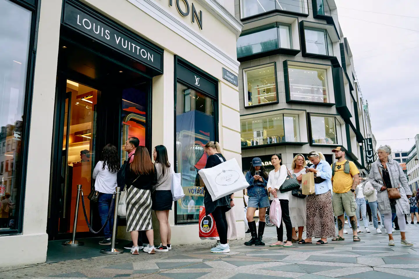 Selvom der stadig er kø foran Louis Vuitton-butikken på Amagertorv i København, er omsætningen i ejerkoncernen, LVMH, raslet ned. Det samme er aktiekursen. Og det er også tilfælde hos andre luksusgiganter.