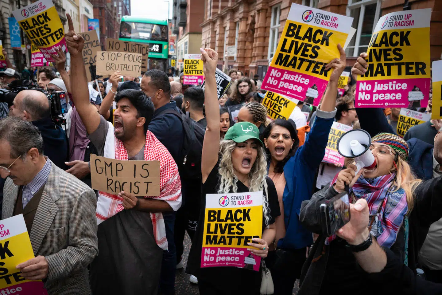Demonstranter i Manchester i kølvandet på episoden i lufthavnen. De protesterende ses med skilte såsom »Black Lives Matter« og skilte, hvor politiet kaldes racister.