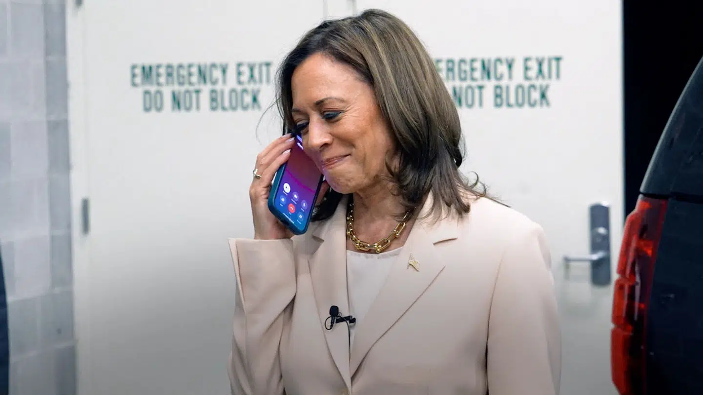Her ses Kamala Harris tale i telefon med Obama-parret.