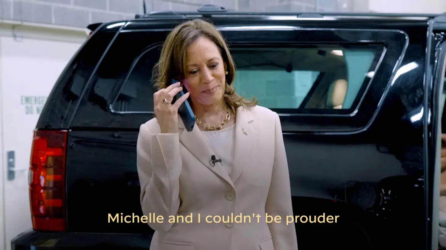 Her ses Kamala Harris tale i telefon med Obama-parret.