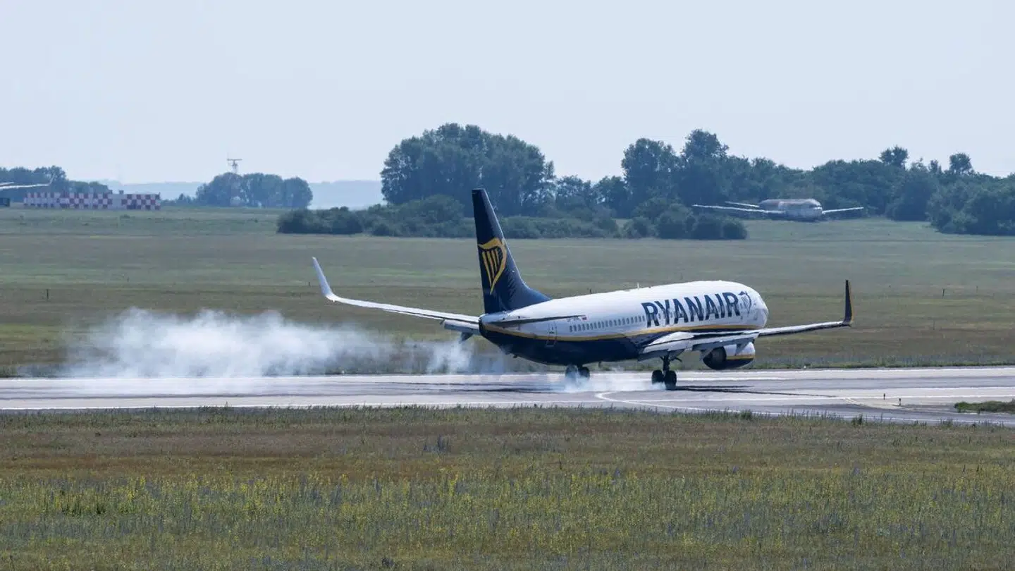 En brandvarm kop te fik tirsdag et fly til at nødlande.