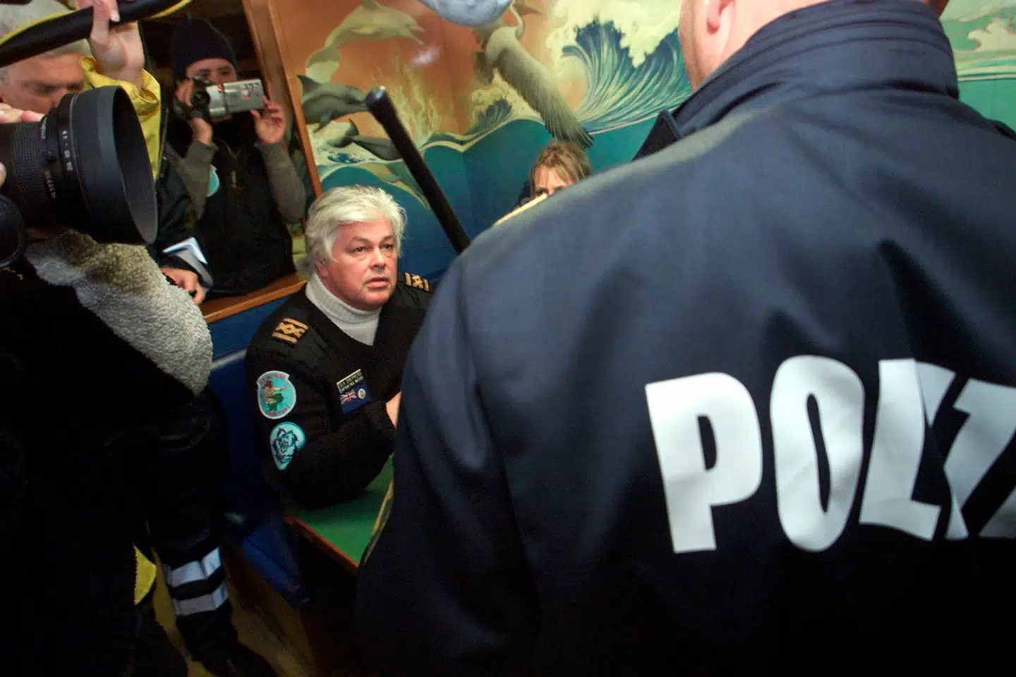 Politiet undersøger Paul Watsons skib »Ocean Warrior« i år 2000, efter han og organisationen Sea Shepherd forsøgte at forhindre drab af grindehvaler på Færøerne.