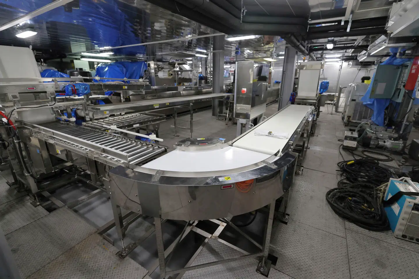 På Kangei Maru er der faciliteter til at pakke hvalkød i stor skala. Flere medier beretter om, at der kan opbevares 600 ton hvalkød på skibet ad gangen.