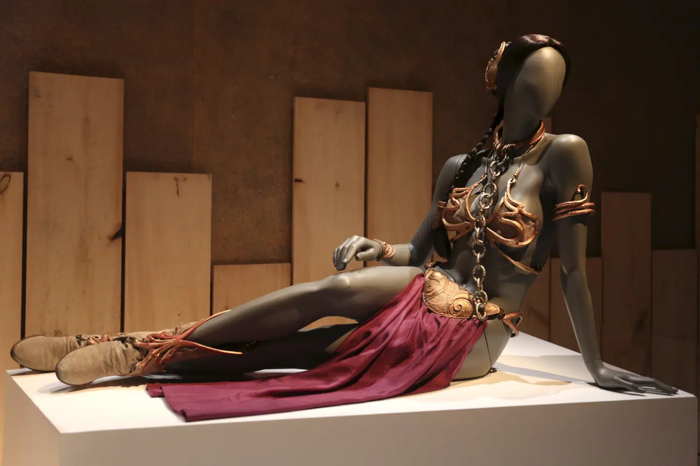 Billede af karakteren prinsesse Leias guldbikini, som medvirkede i »Star Wars«, da den i november 2015 var udstillet på Times Square i New York.