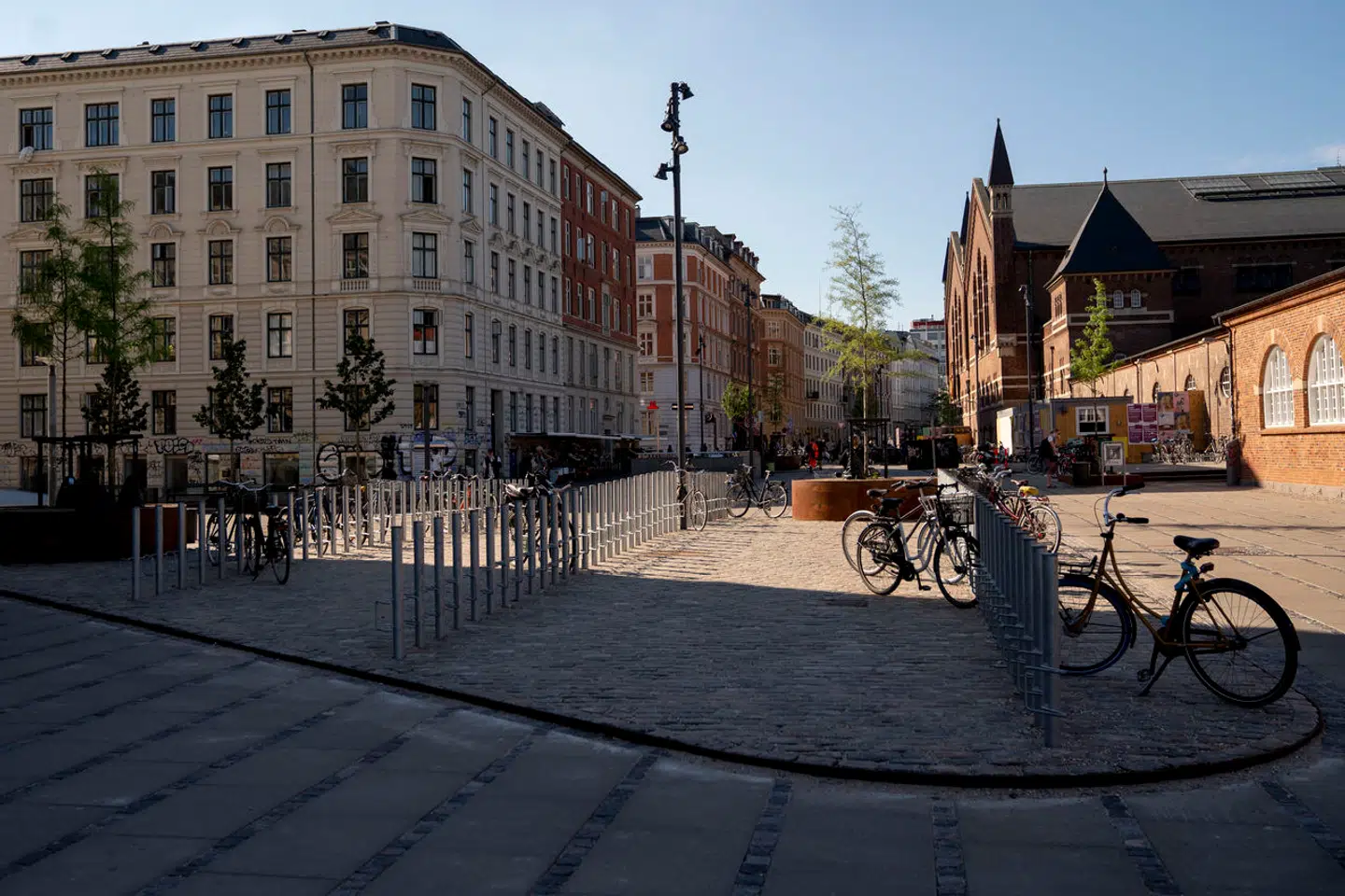 Reventlowsgade, som for nogle år siden blev fornyet med cykelstativer og træer.