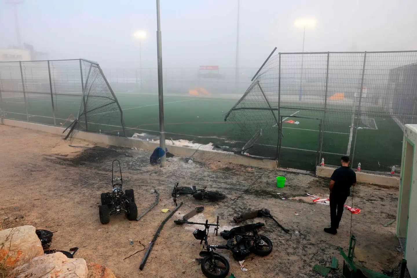 Det var på denne fodboldbane i druserlandsbyen Majdal Shams, at adskillige børn og unge blev dræbt af luftangreb, som Hizbollah menes at stå bag.