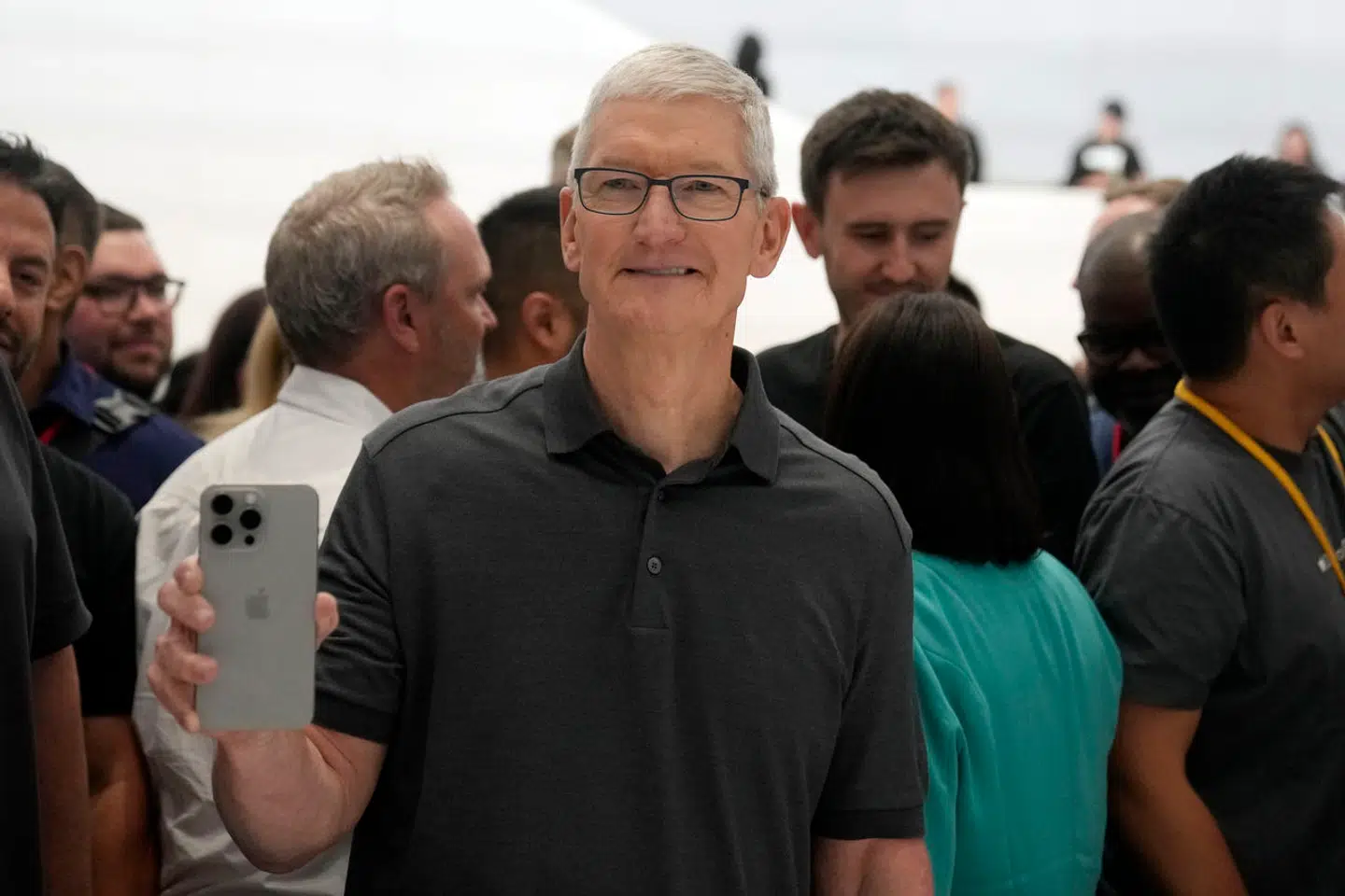 Apple-topchef Tim Cook med sidste års iPhone 15 Pro. Årets store satsning på kunstig intelligens når ikke at blive færdig til september, hvor han igen skal på scenen med de nye iPhone 16-telefoner.