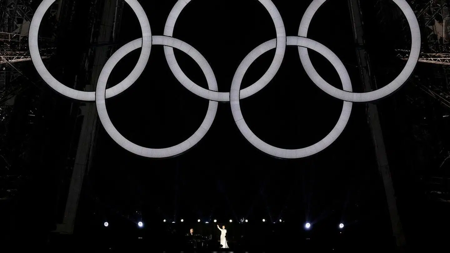 Céline Dion optræder i Eiffeltårnet.