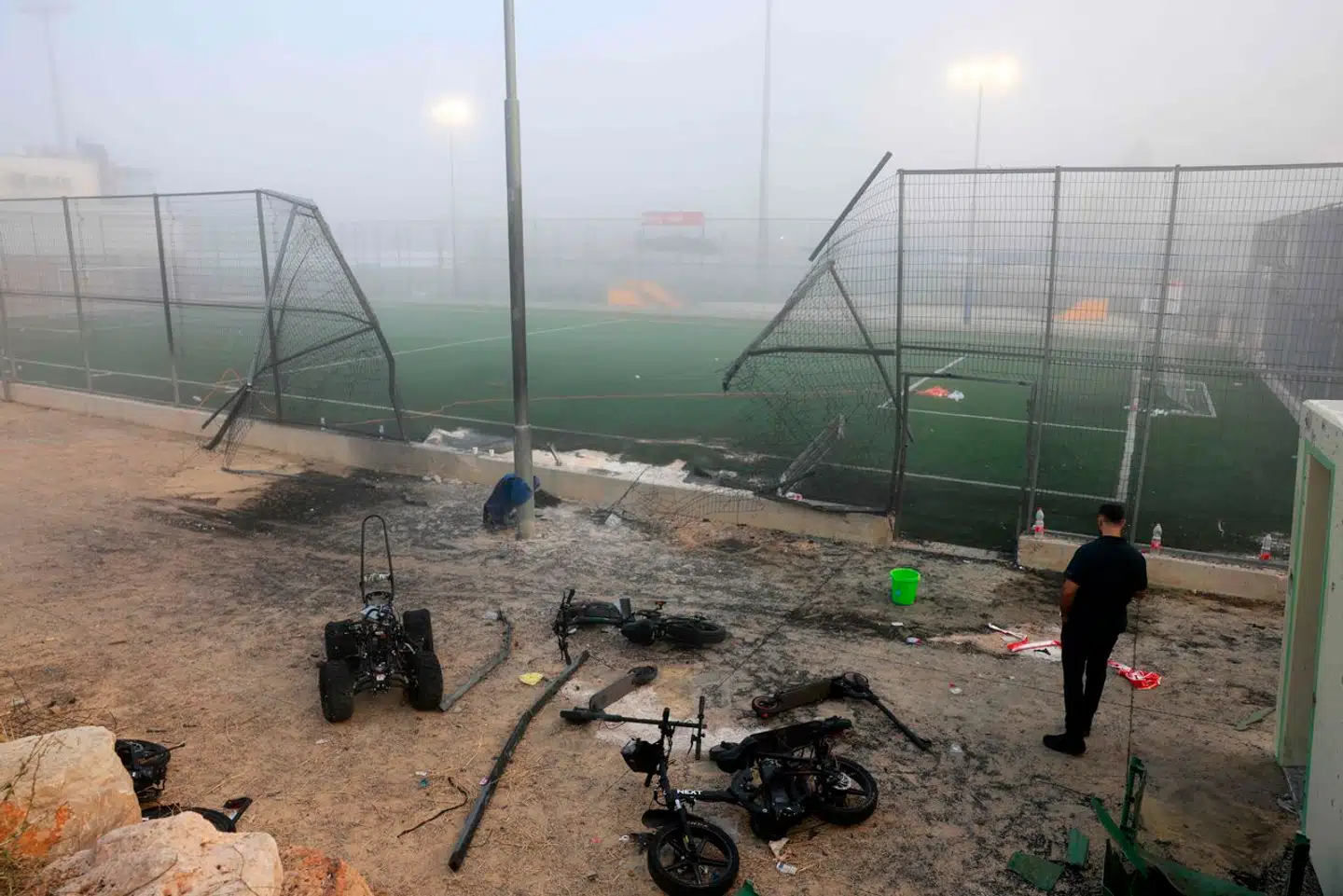 En raket fra Hizbollah ramte og dræbte lørdag 12 unge mennesker i Golanhøjderne ved byen Majdal Shams. Yderligere 18 unge kom til skade ved angrebet.