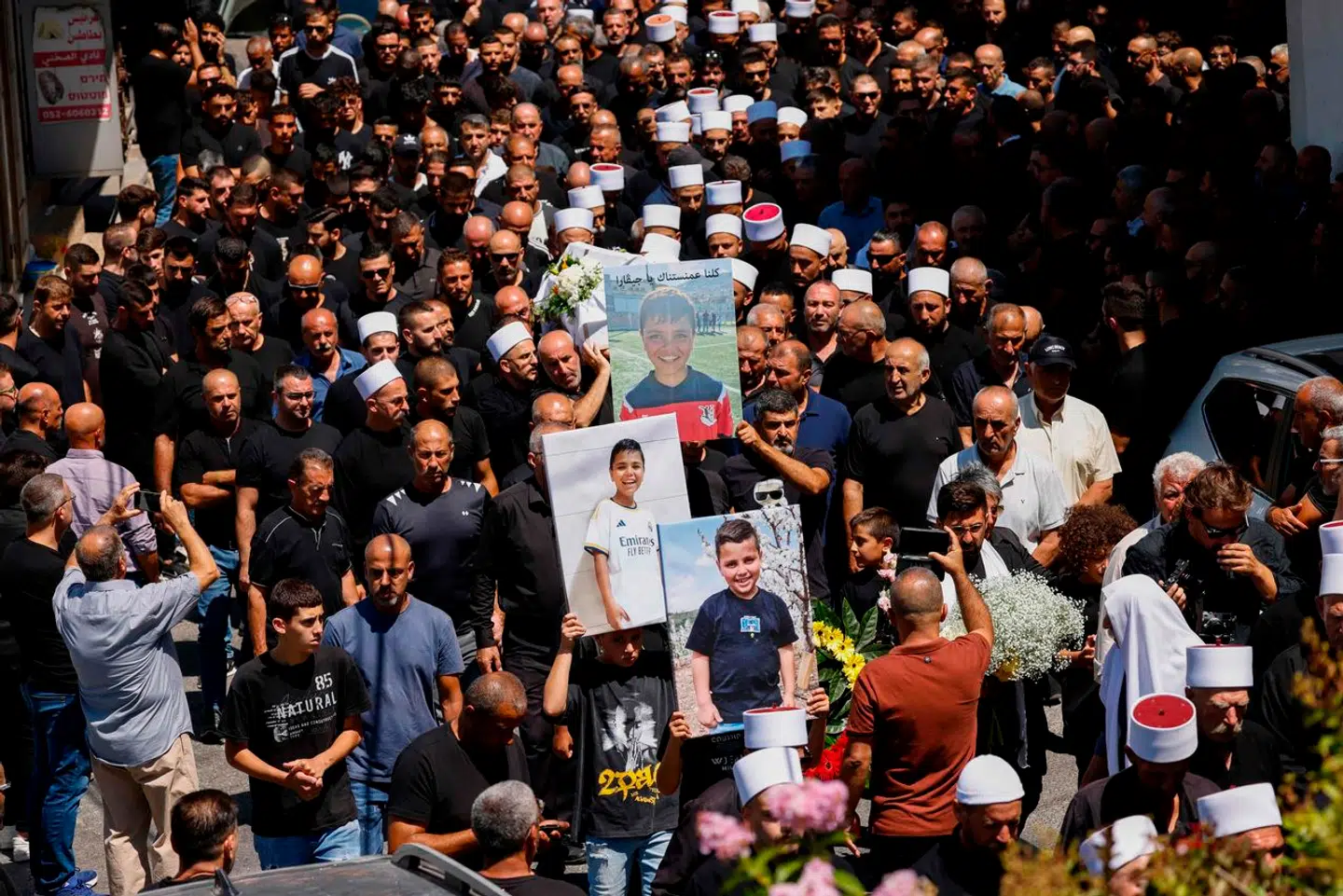 Hizbollahs angreb mod en fodboldbane i Golan har chokeret Israel og verden. 12 unge mennesker og børn blev dræbt, og Israel har gengældt angrebet.