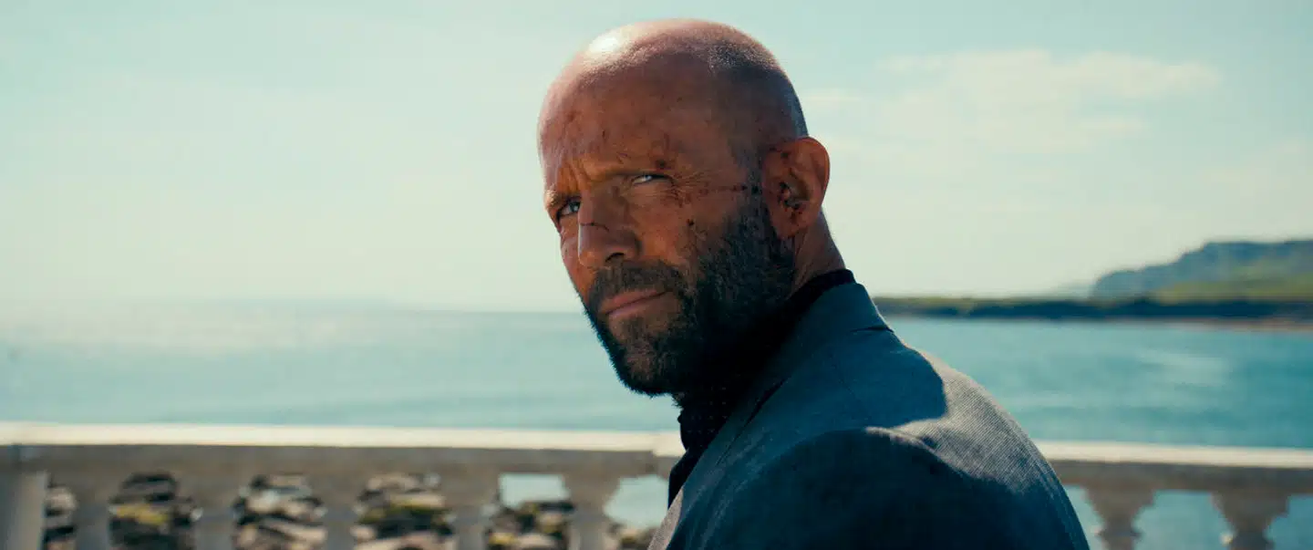 Jason Statham i rollen som Adam Clay snerrer replikker og myrder løs i 105 meget lange minutter i instruktøren David Ayers »The Beekeeper«.