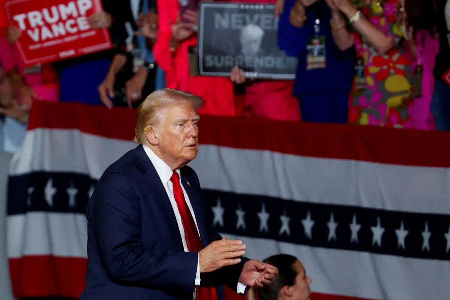 Republikanernes præsidentkandidat og tidligere præsident, Donald Trump, blev ramt på øret af en kugle eller fragmenter af en kugle 13. juli. Her ses han under et vælgermøde i North Carolina 24. juli. (Arkivfoto).