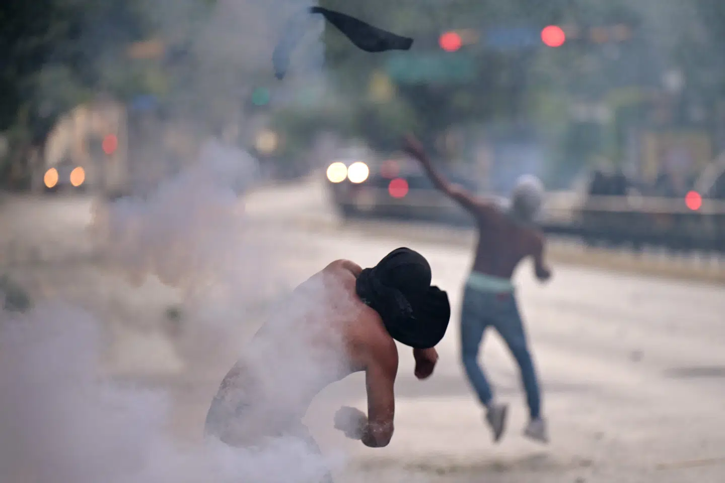 Der er udbrudt voldsomme demonstrationer i Venezuelas hovedstad, Caracas, efter at Nicolas Maduro ifølge landets officielle valgmyndighed tog en snæver sejr i søndagens præsidentvalg.