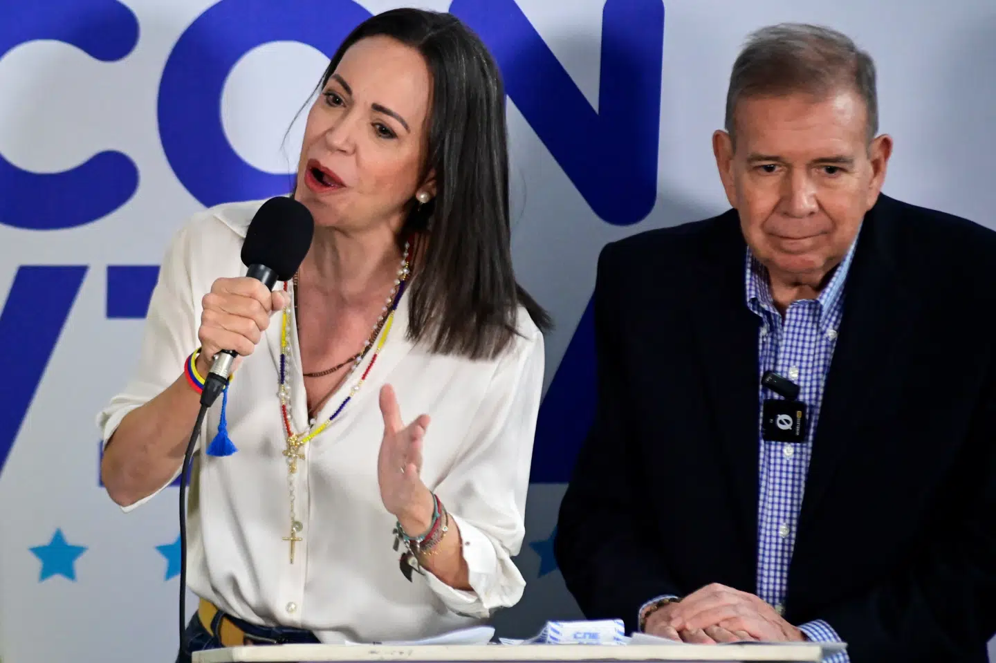 Lederen af den venezuelanske opposition, Maria Corina Machado (venstre), ved et pressemøde sammen med oppositionens præsidentkandidat, Edmundo Gonzalez Urrutia (højre).