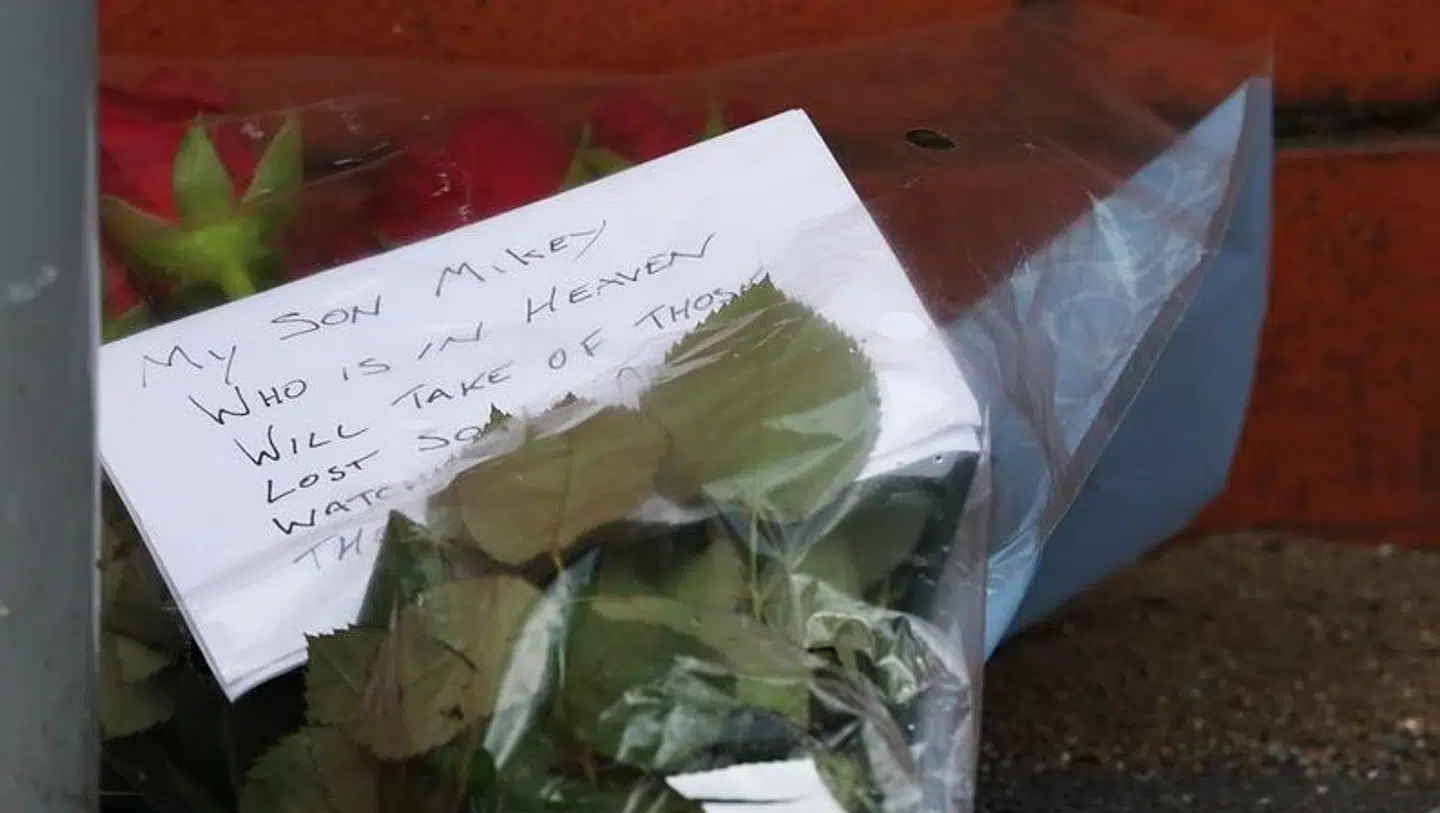 'Min søn Mikey, der nu befinder sig i himlen,' står der på en buket blomster, der er blevet lagt ved gerningsstedet i Southport.