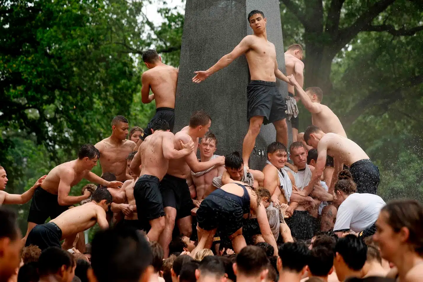 I 1943 udviklede den amerikanske psykolog Abraham Maslow behovspyramiden. Visualiseret ses den som en pyramide, hvor behovene er opdelt i en hierarkisk struktur. De basale behov i bunden og de mere komplekse i toppen. Sidenhen er teorien blevet brugt vidt og bredt af ledere og som en del af psykologiundervisningen.