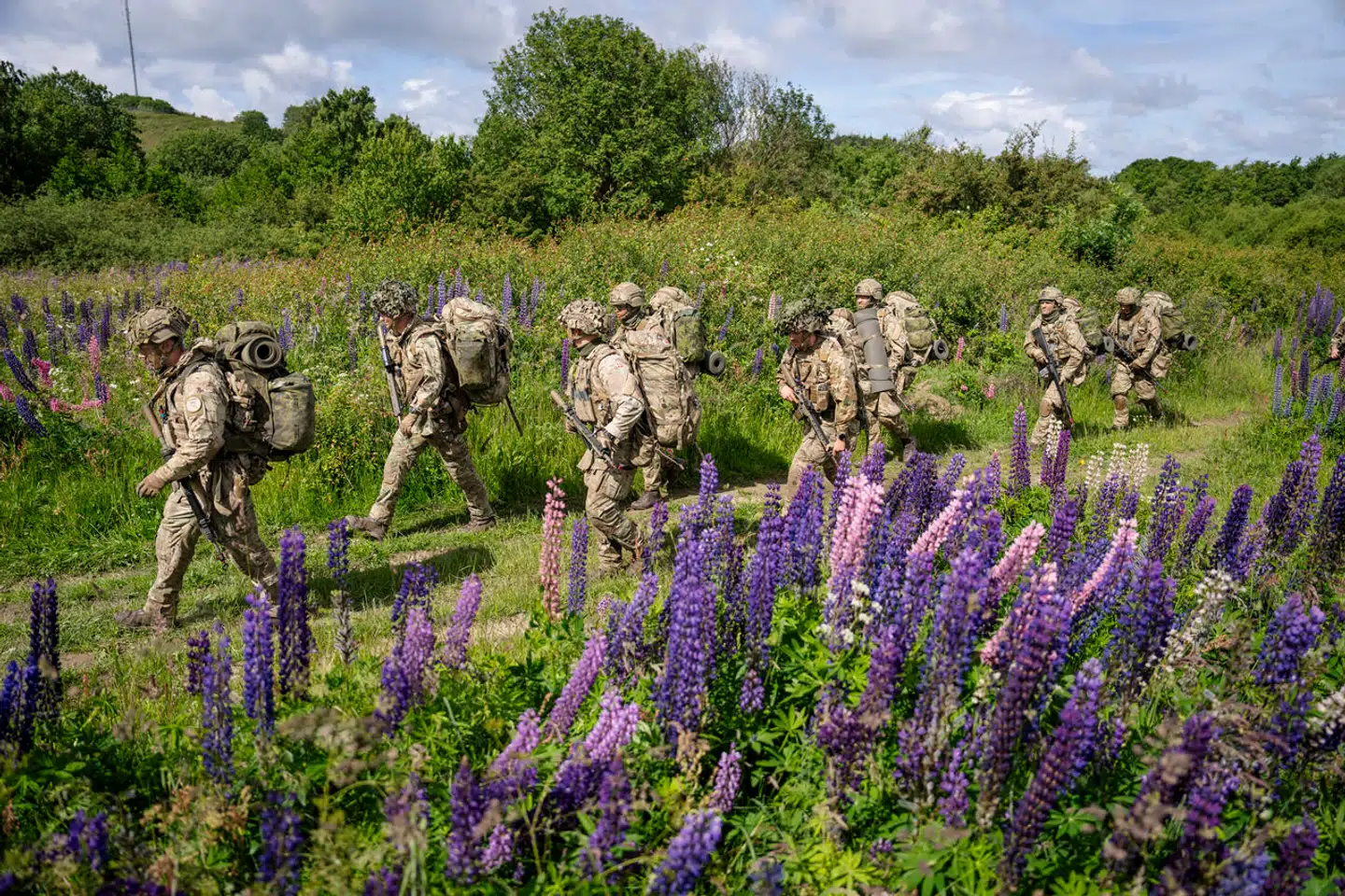»Selvom de nuværende og kommende investeringer er en tvingende nødvendighed af mange grunde, behøver det ikke betyde reducerede klimaambitioner,« skriver Marie Louise Worsøe og Jørgen Bach. På billedet ses værnepligtige fra Livgarden under REX-tur på Kulsbjerg Øvelsesterræn ved Vordingborg.