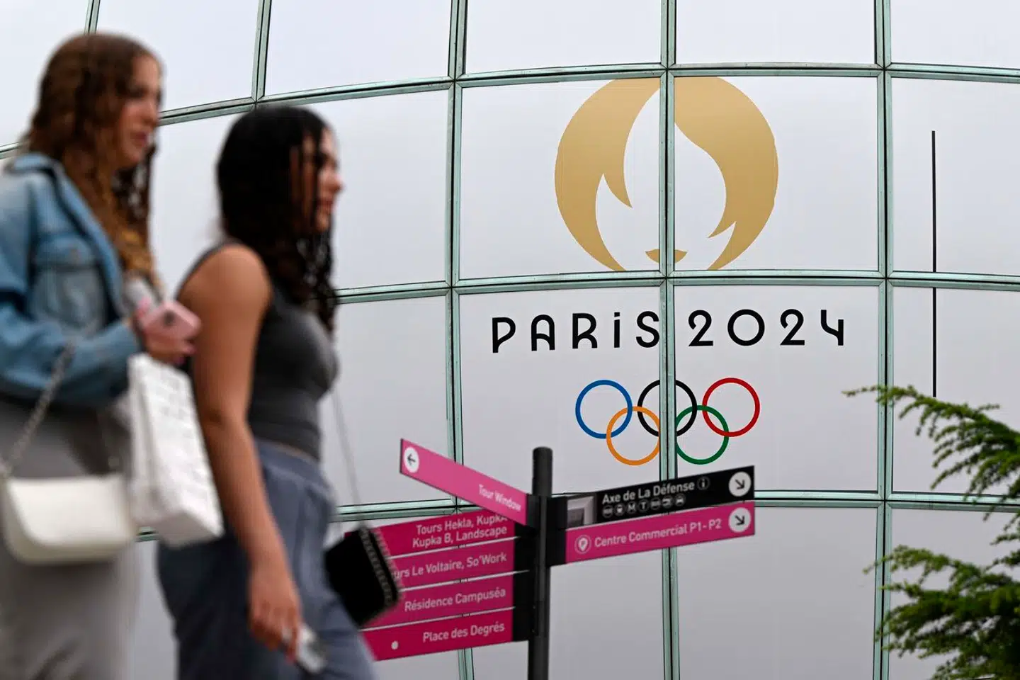 Logoet for De Olympiske Lege i Paris troner over kvarteret La Defense i det vestlige Paris. Logoet består af tre dele, hvor »Marianne« er symbolet på den franske republik.