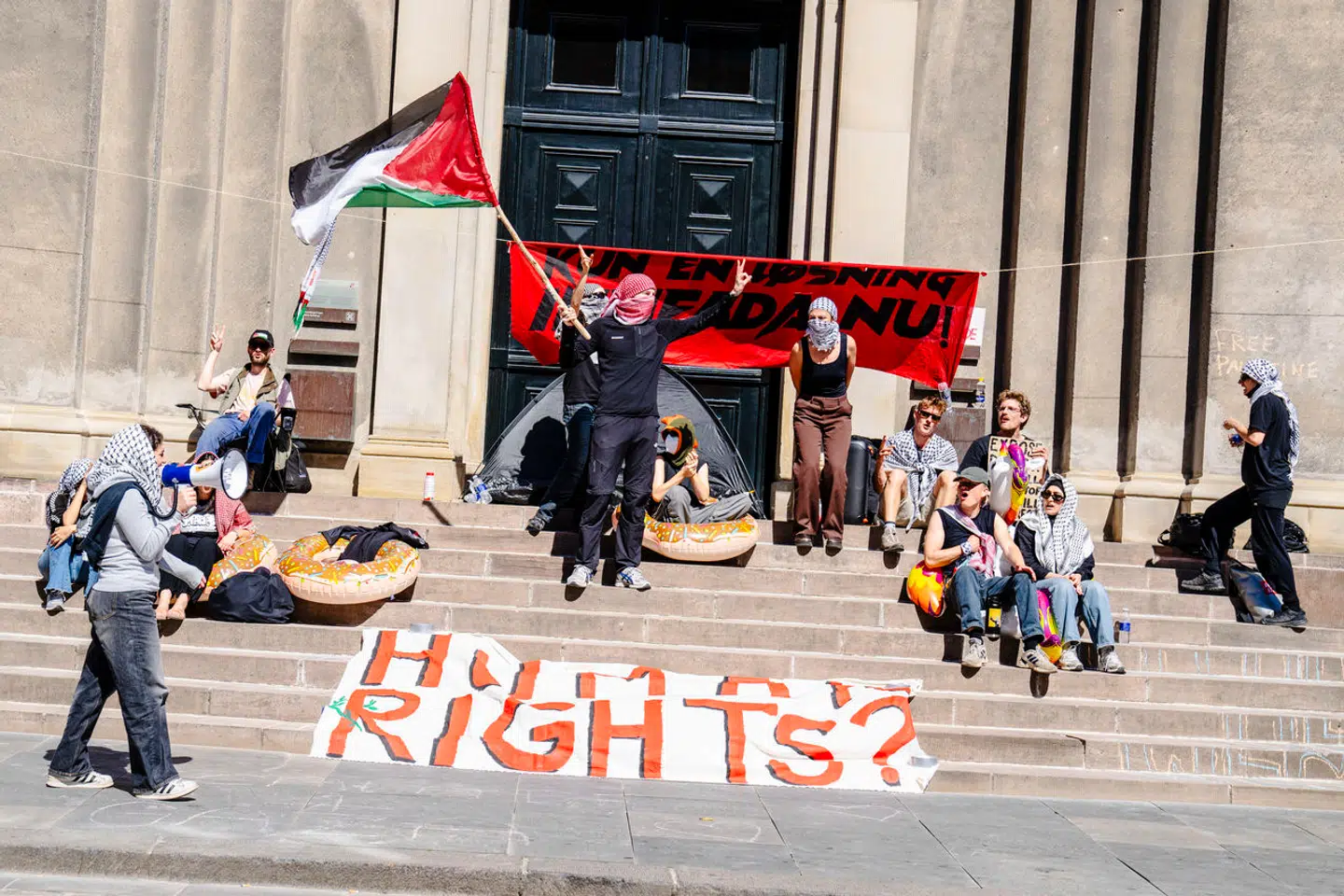 De Israel-kritiske demonstranter måtte gerne starte med at adressere jødehadet. Det ville være en progressiv handling, skriver Adam Holm.