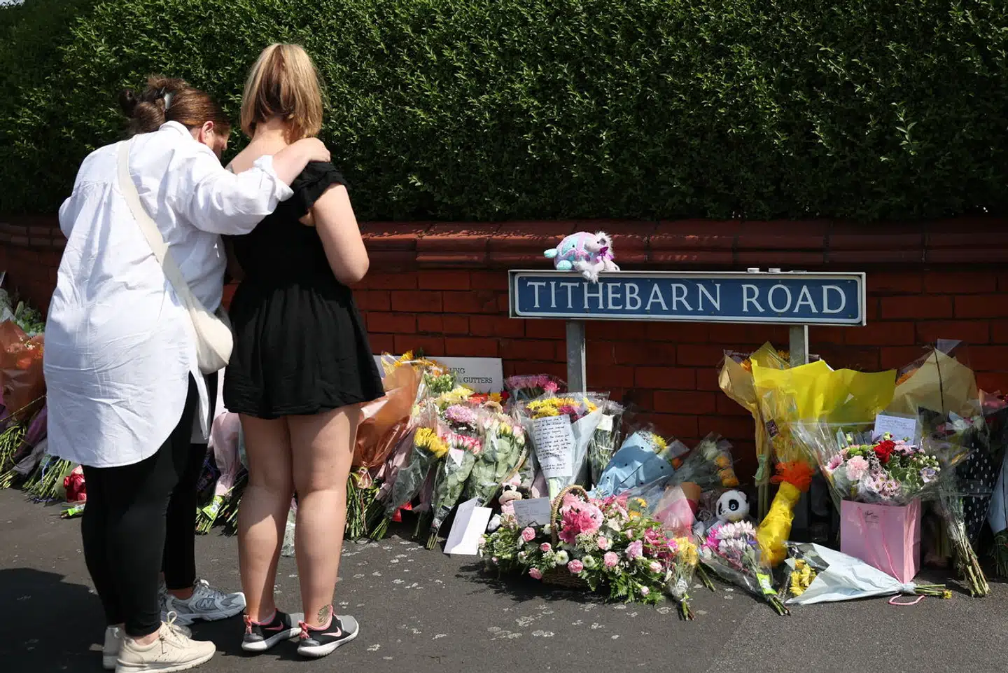 En chokeret befolkning i nordengelske Southport prøver at begribe, at deres by har været vidne til et blodigt knivangreb mod små børn på en danseskole.