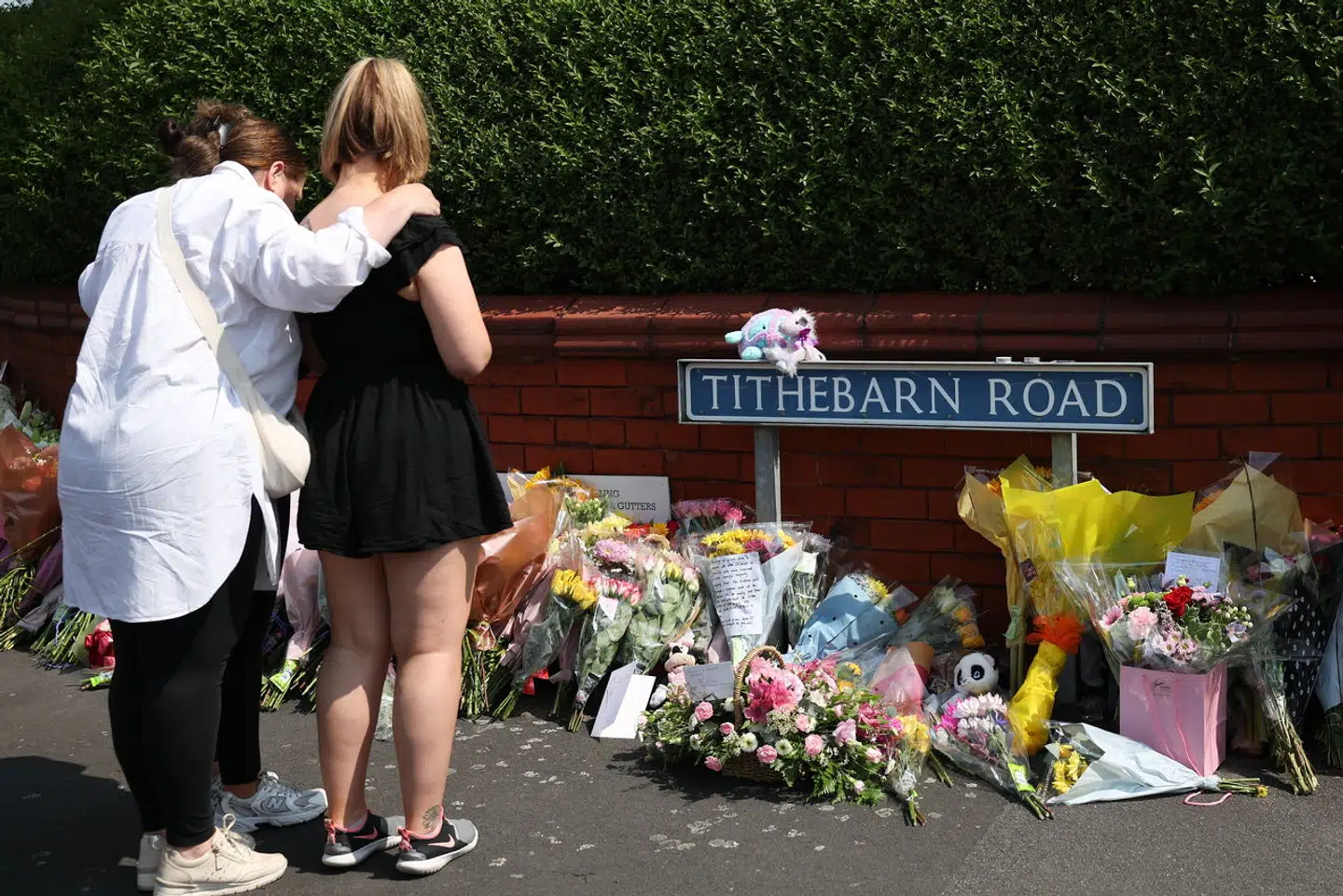 En chokeret befolkning i nordengelske Southport prøver at begribe, at deres by har været vidne til et blodigt knivangreb mod små børn på en danseskole.