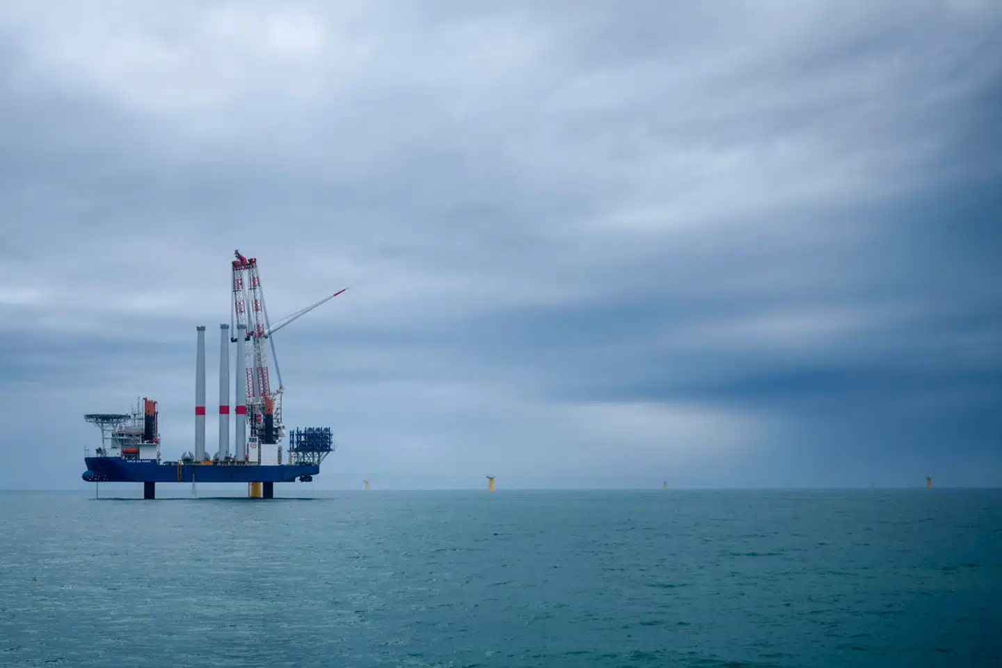 »Regeringen har udelukkende valgt arealer på vanddybder mindre end 60 meter, som vil blive udbygget med bundfaste vindmøller,« skriver Henrik Madsen. På billedet samler fartøjet »Vole au Vent« den første franske havvindmølle i en vindmøllepark ud for Saint-Nazaire i det vestlige Frankrig, 12. april 2022.