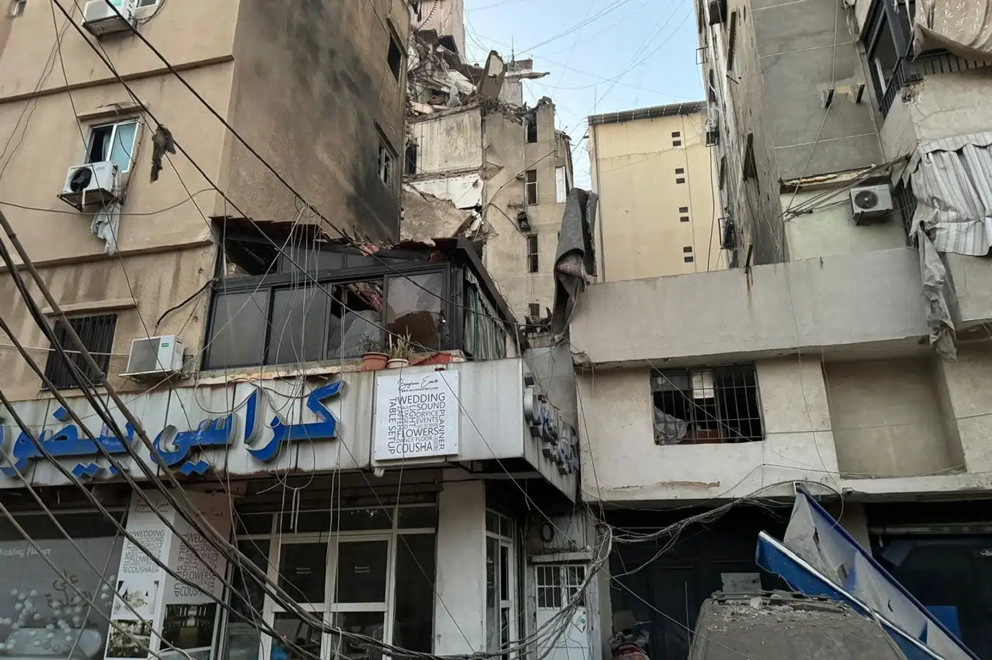 En bygning er ramt af et israelsk angreb mod en Hizbollah-leder i de sydlige forstæder til Beirut tirsdag. Det er et område, der er kontrolleret af den militante gruppe.