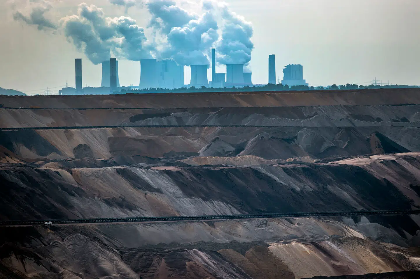 »Som alle steder i verden giver sol og vind en meget varieret og ustabil produktion, og der er lange perioder, hvor de kun leverer en brøkdel af det tyske behov,« skriver Søren Hansen. Her ses et brunkulkraftværk i Garzweiler, Tyskland.