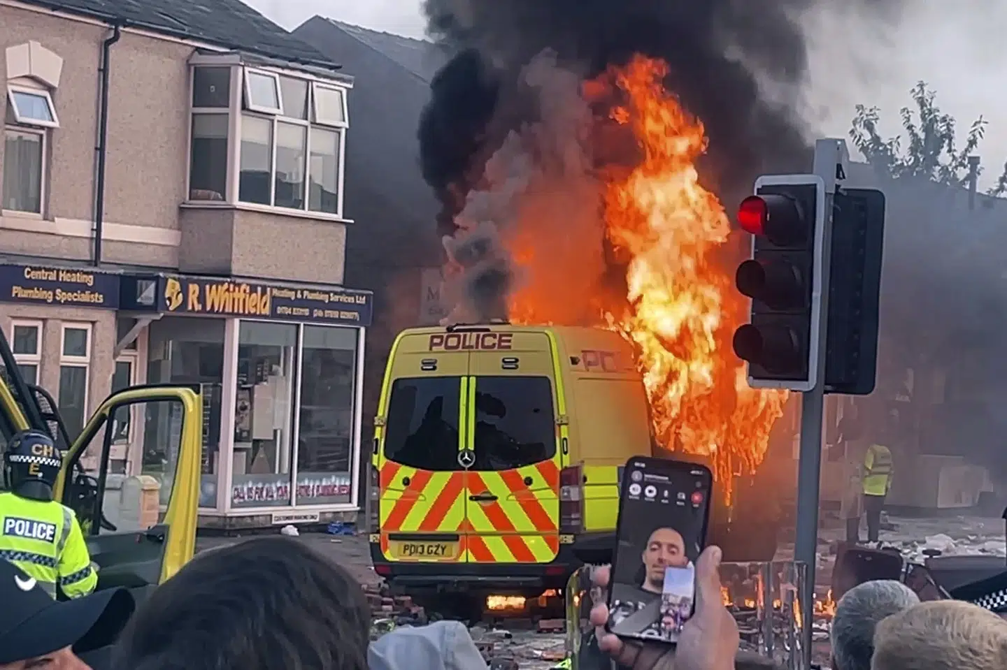 Blandt spekulationerne er, at den formodede gerningsmand er asylansøger med anden etnisk baggrund, og at angrebet kan relateres til terror. Hændelsen er dog ikke terrorrelateret, har politiet tidligere meldt ud.