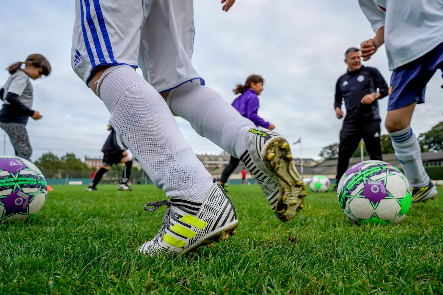 Samfundet tegnes også fra fodboldklubben eller brugsforeningen, skriver Freja Fokdal.