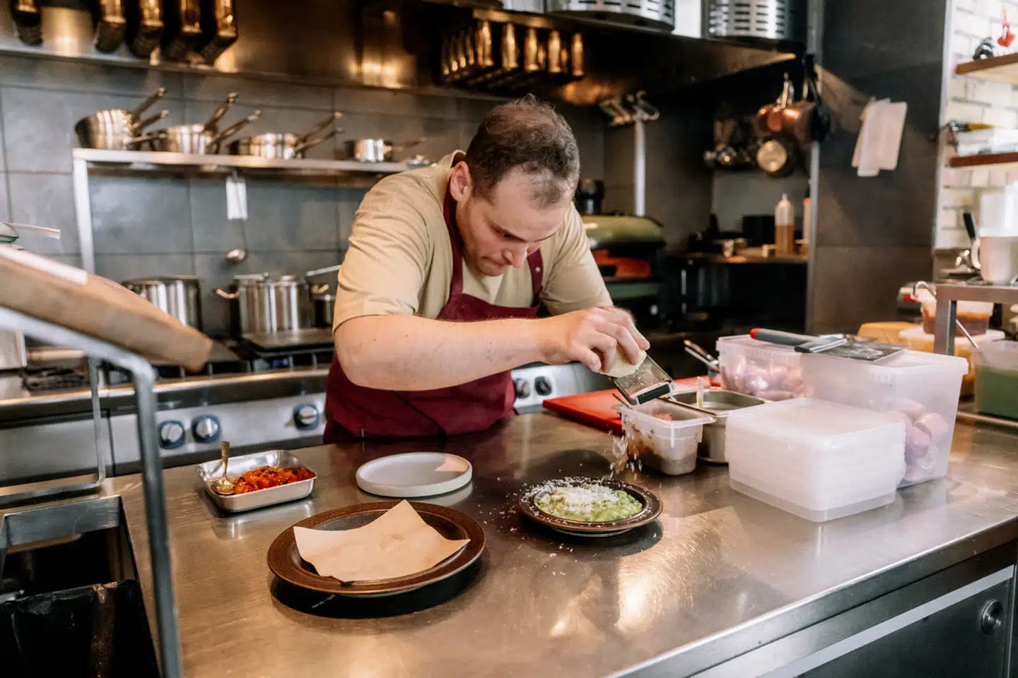 Køkkenchef og ejer af restanten Davide Laudato kommer selv fra Napoli-regionen. Han har tidligere stået bag gryderne på Relæ, Bæst og Mirabelle.