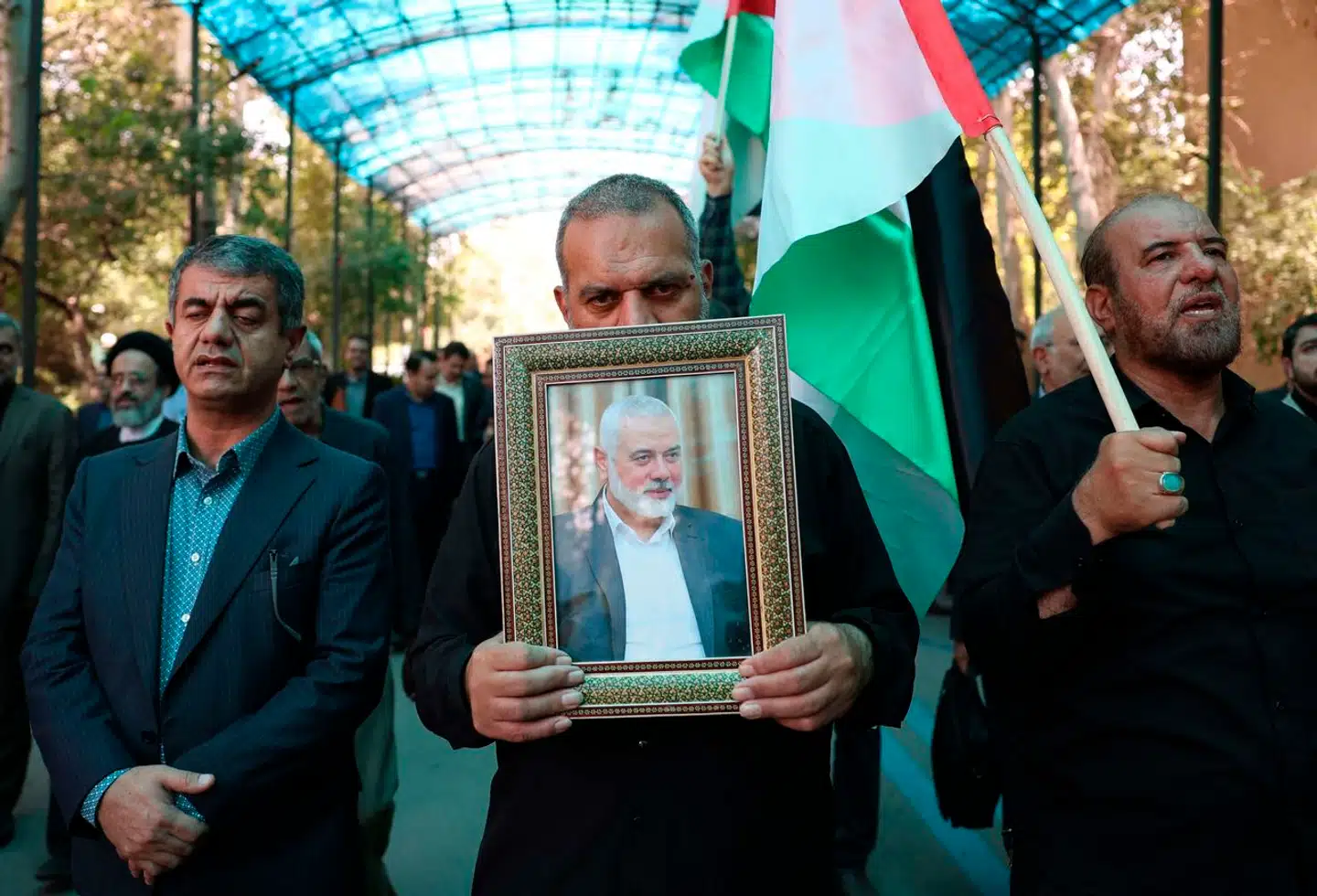 I den iranske hovedstad, Teheran, holder en mand et fotografi af Hamas´politiske leder, Ismail Haniyeh, efter at han i nat blev likvideret i samme by.