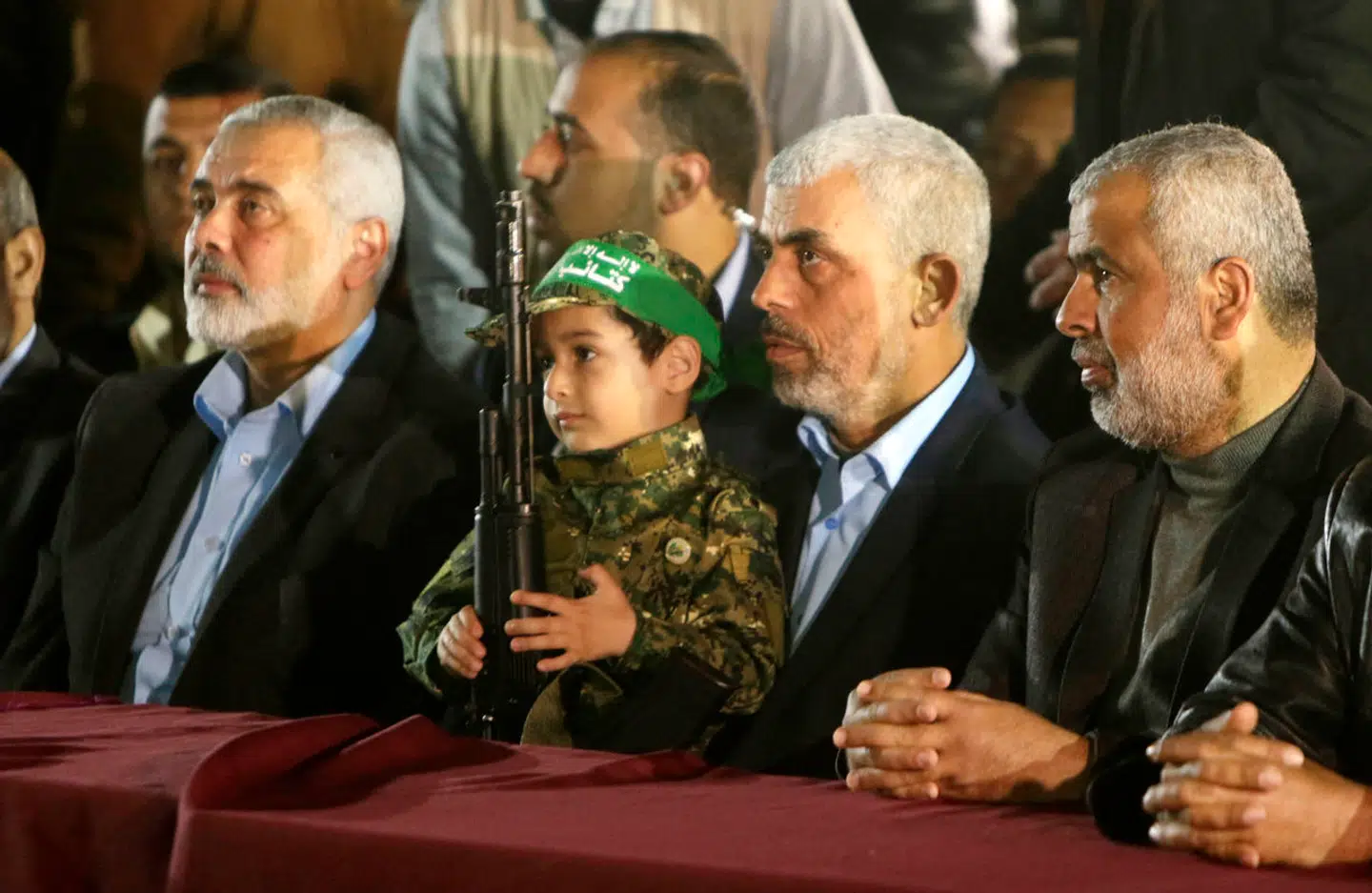 Våbenfæller og rivaler. Ismail Haniyeh (tv.) pressede ofte på for at give indrømmelser i forhandlinger om en fangeudveksling med Israel. Men Yahya Sinwar, der menes at være hjernen bag massakrerne 7. oktober, var afvisende. Her ses de to sammen ved en begravelse i 2017.