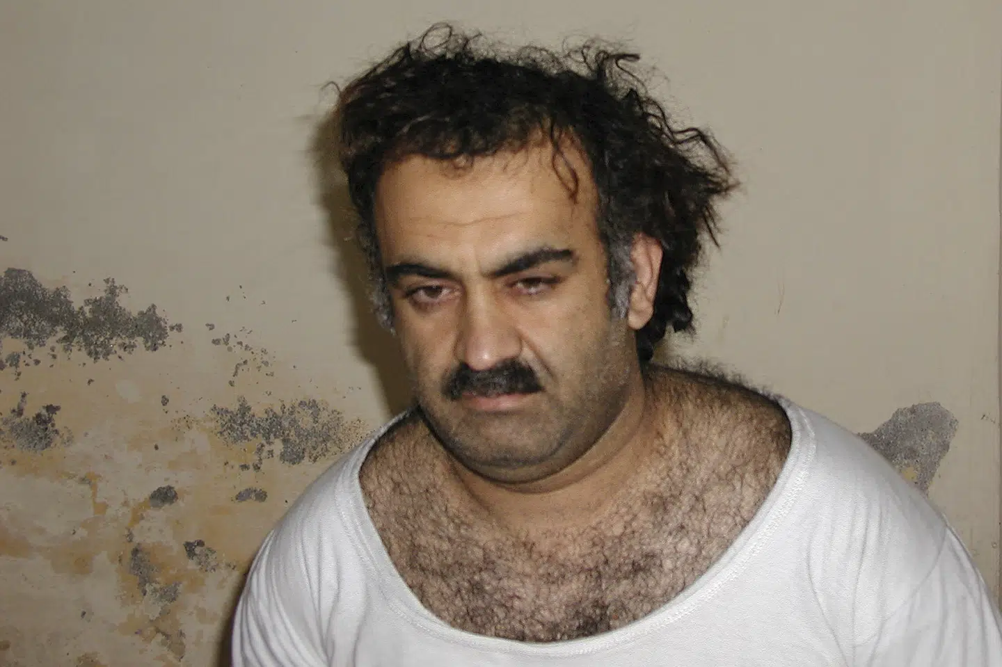Khalid Sheikh Mohammed er mistænkt for at være hjernen bag angrebet mod USA den 11. september 2001. Her ses han kort tid efter, at han blev anholdt i Pakistan i 2003.