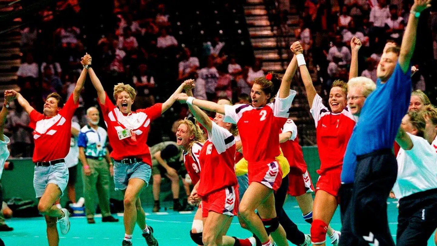 Kædedans efter de jernhårde ladies sejr over Sydkorea. Håndboldkvindernes første OL guld i Atlanta i 1996.