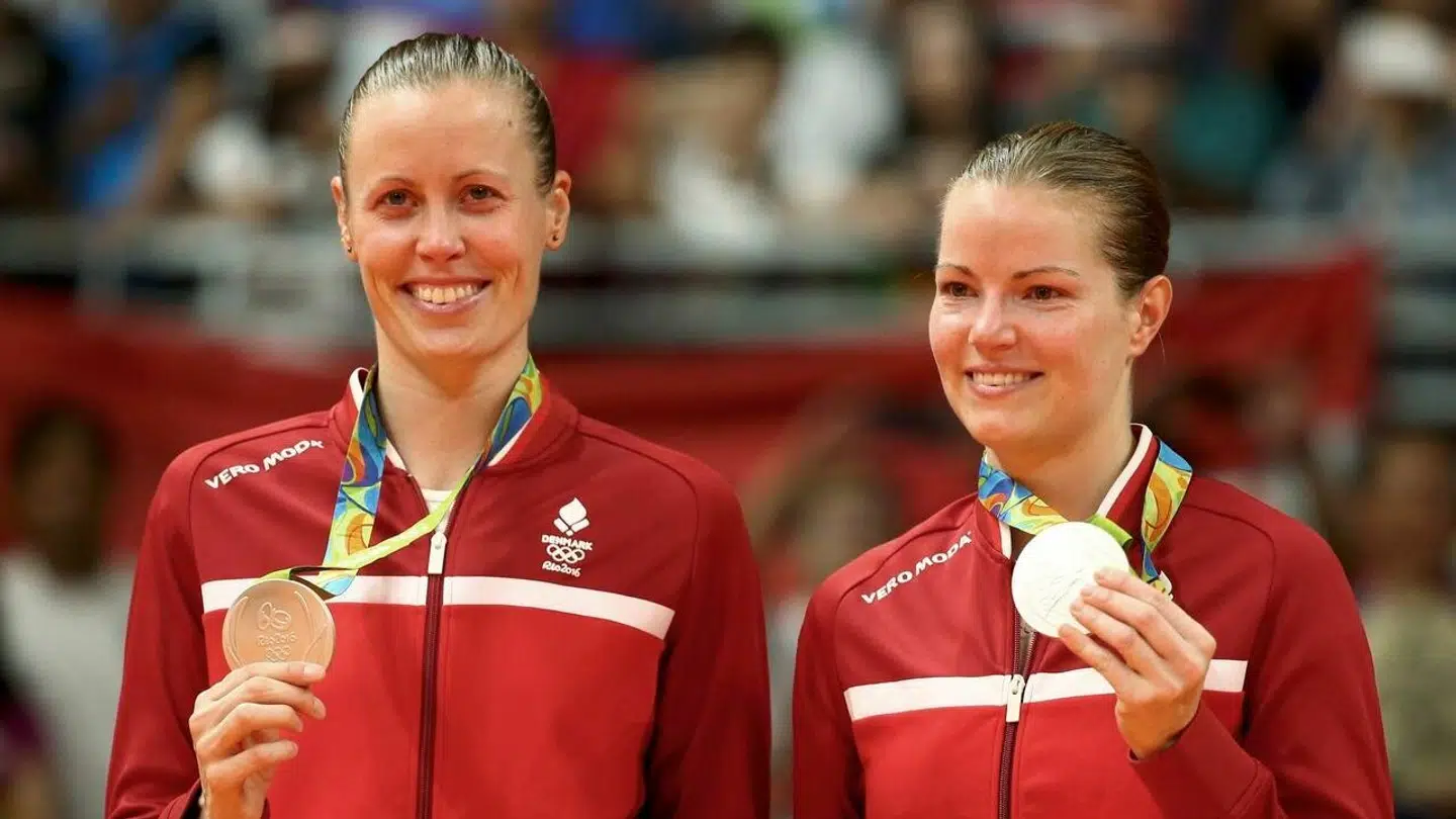 Kamilla Rytter Juhl og Chrstinna Pedersen poserer med OL-sølv til OL i Rio de Janeiro.