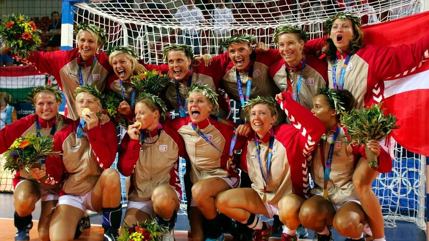 Danmark-Sydkorea (38-36). De danske håndboldpiger med guld om halsen og kranse på hovedet efter finalesejren over Sydkorea.