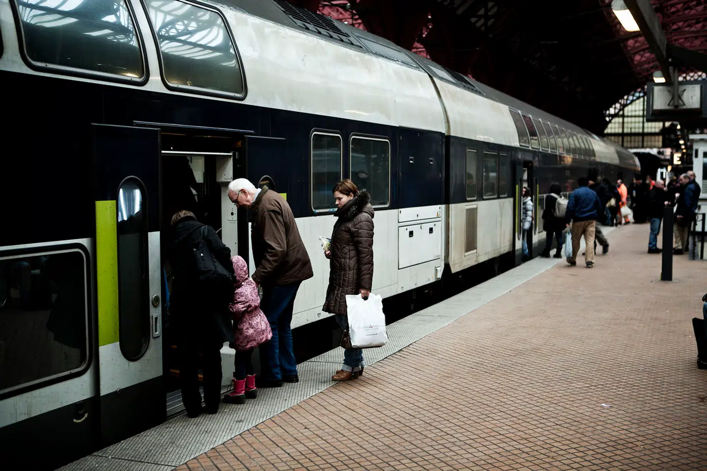 Ved at sætte ild til blandt andet køreledninger, lykkedes det sabotører at beskadige det franske højhastighedstognet, TGV-nettet, tidligt fredag morgen før solopgang i sidste uge. Det lukkede for al drift af tog mellem Paris og Lille i nord, Bordeaux i vest og Strasbourg i øst. Lørdag kom syv ud af ti TGV-linjer i drift igen. Flere af dem med forsinkelser på en eller to timer ifølge oplysninger fra de franske statsbaner, SNCF.