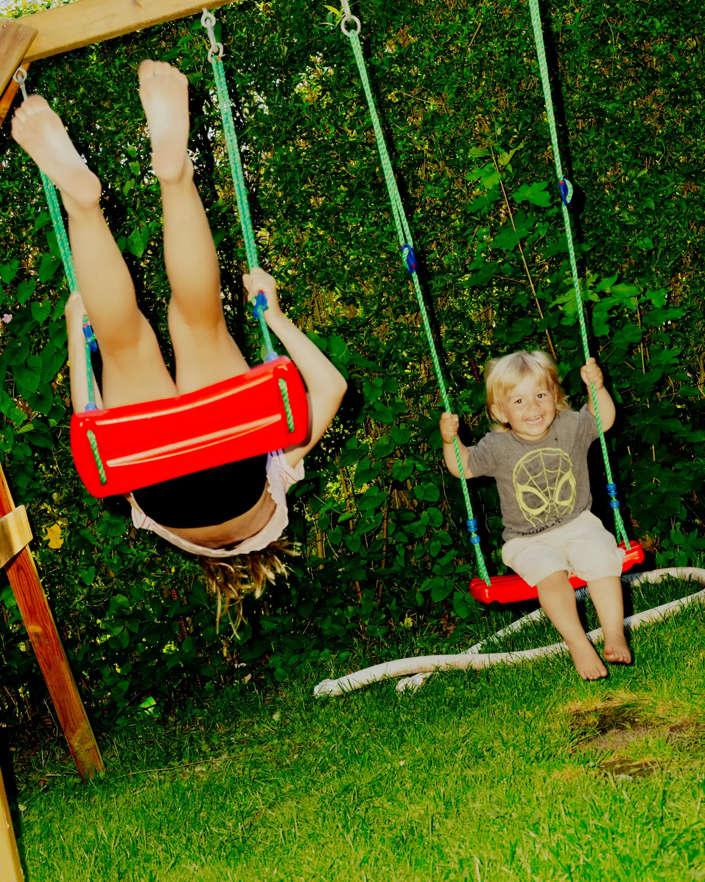 Med seks søskende er der altid legekammerater, men sjældent fred. »I går kom Isabella snigende ind på mit værelse med en kattekilling. Theodor blev rasende på mig, fordi jeg ikke gad lave ham en hotdog,« siger Mikkel på 14. Foto: Katrine Noer