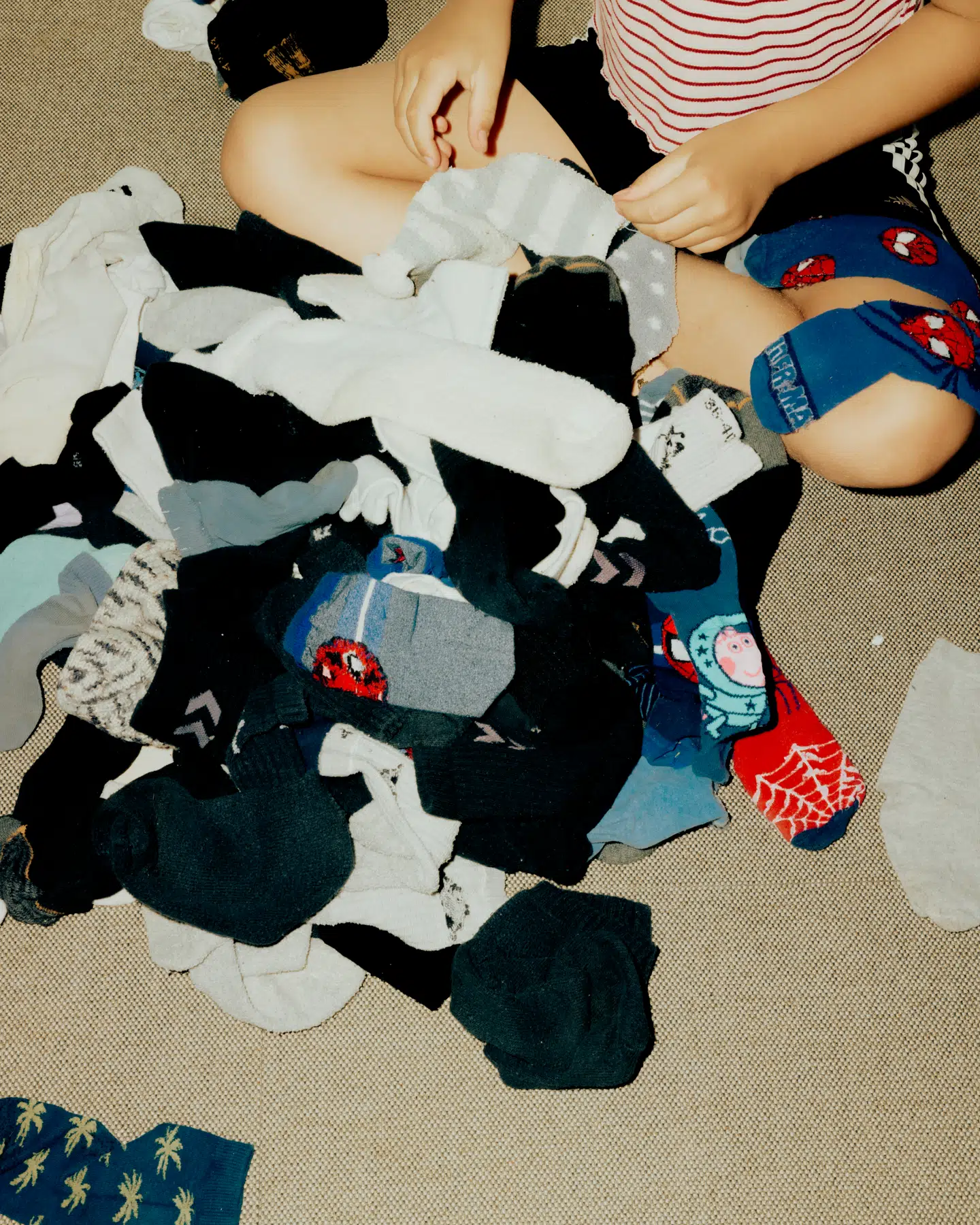 Strømper gange ni mennesker er rigtig mange strømper, og Lotte Abildtrup har derfor besluttet, at hun ikke folder børnenes vasketøj. De får det i bunker, og »oftest ryger bunkerne videre ind i skabene«, fortæller moren.