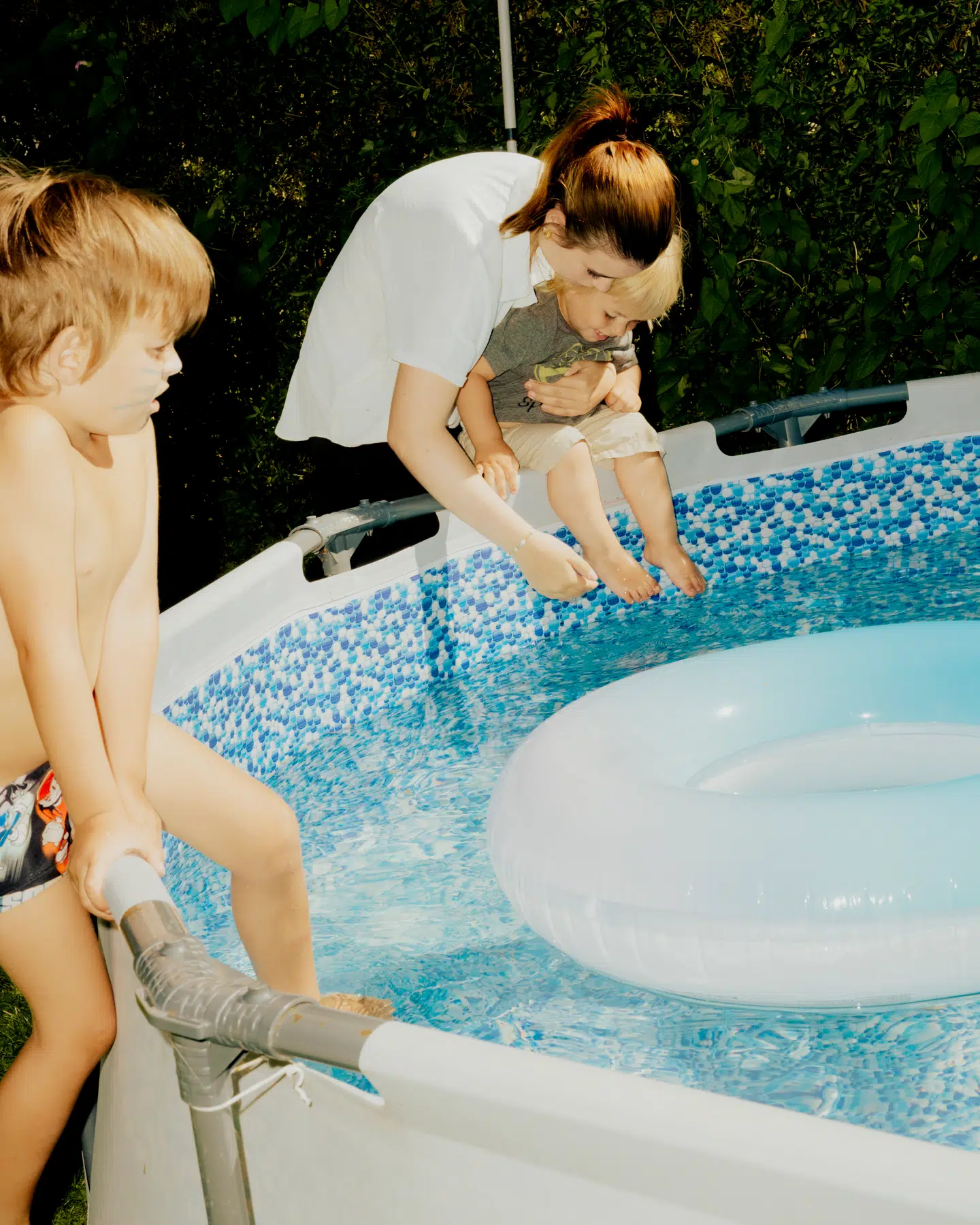 Højdepunkterne i det kaotiske liv med syv børn er, når de er søde og kærlige overfor hinanden. Det sker ikke altid. Men her det storesøster Isabella på 13, der guider lillebror Eddies tæer ned i vandet.